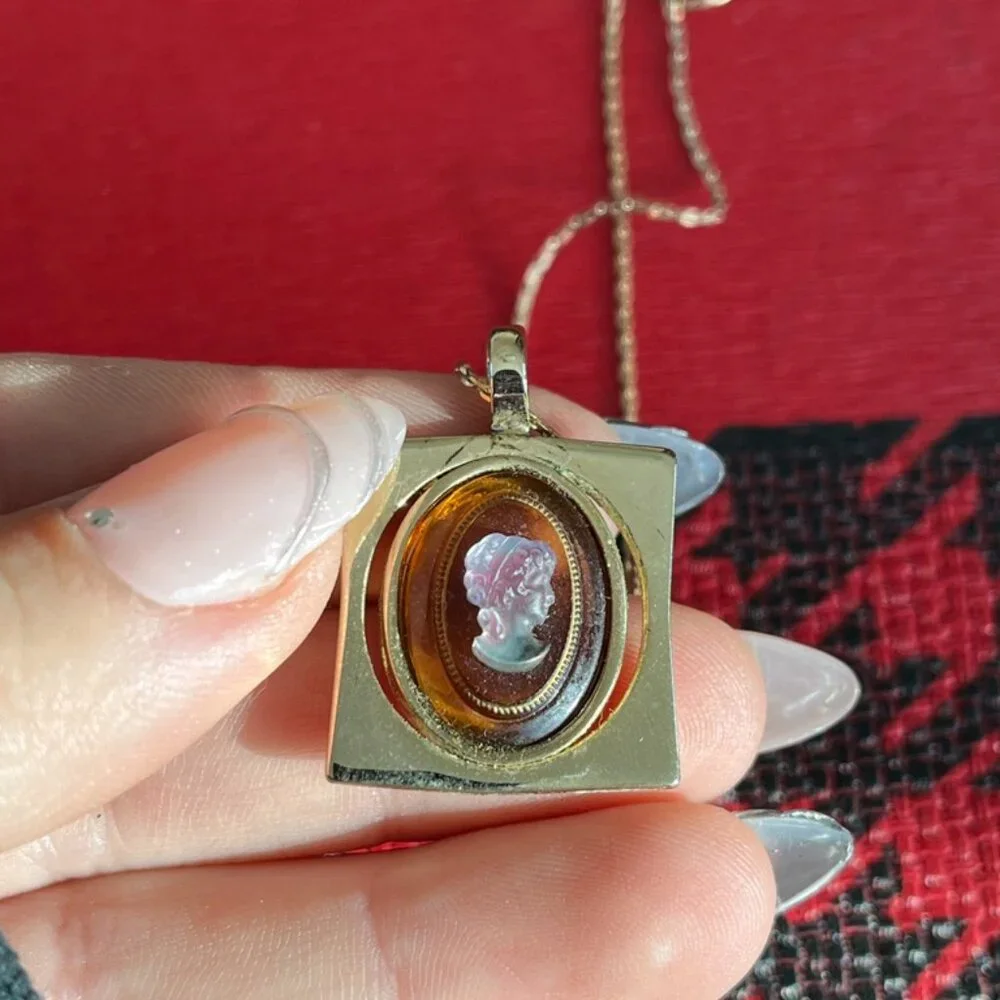 3/$30 🌟 Vintage Cameo Pendant Gold Tone Necklace - Picture 5 of 7